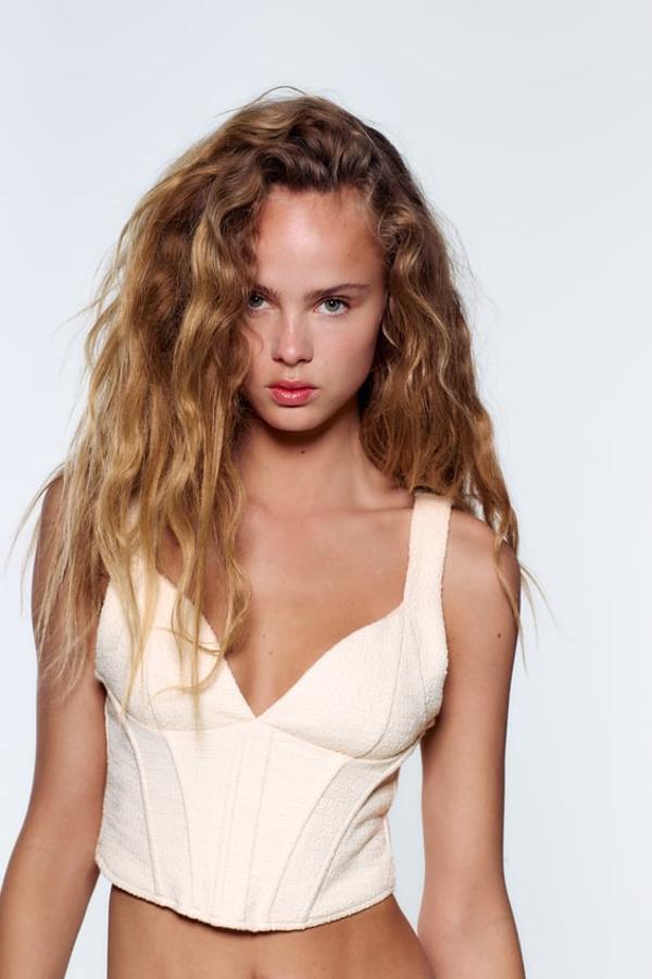 Top corsetero de escote corazón y tirantes. Precio: 17,95 euros.