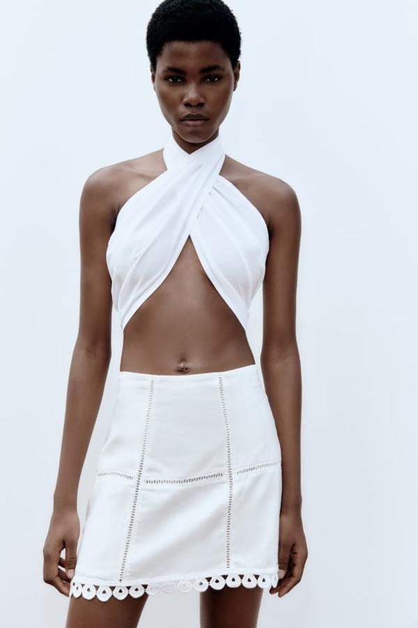 Falda mini de tejido en mezcla de lino. De tiro alto y puntilla en el bajo. Precio: 25,95 euros.