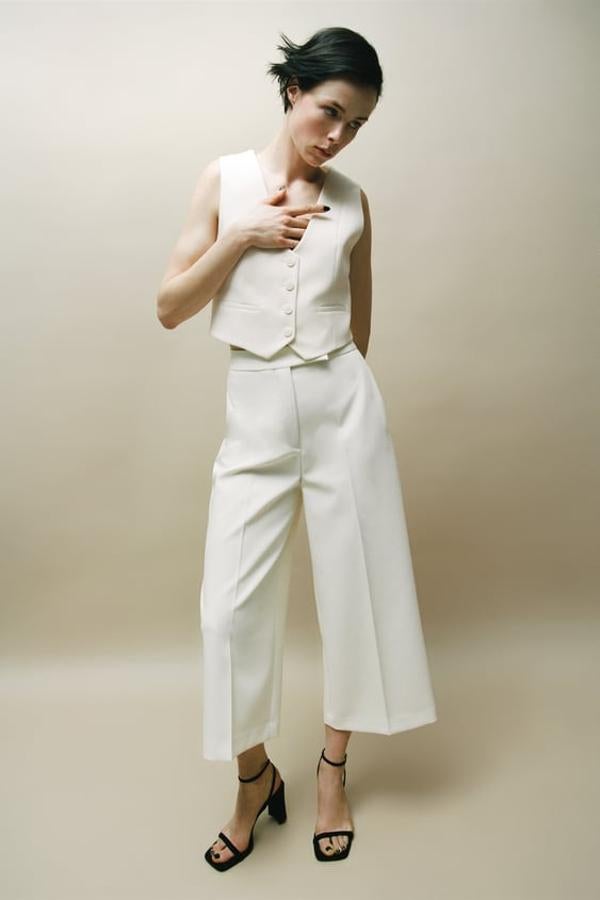 Pantalón tipo culotte con tiro alto y pernera ancha. Precio: 29,95 euros.