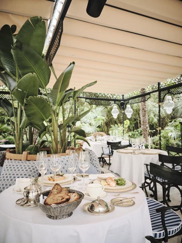 En el número 36 de la calle Zurbano, en los jardines que rodean el fabuloso Hotel Santo Mauro se encuentra el restaurante La Biblioteca Gresca, un oasis en el corazón de Madrid que bien merece que nos demos un capricho. Con una atención exquisita y personalizada y una carta selecta y deliciosa, este precioso espacio que cuenta con una pequeña fuente, una encantadora zona con una pérgola y una vegetación frondosa lo tiene todo para una noche inolvidable, especialmente si vamos bien acompañados. En su carta, breve pero intensa, la cocina liderada por Rafa Peña apuesta por unos platos en los que tradición y modernidad se dan la mano para conquistar al cliente. Berberechos con vinagreta suave sobre cama de sal, ensaladilla con buey de mar y caviar son algunos de los entrantes con los que podemos hacernos una idea de lo que nos aguarda con los segundos. Carnes y pescados con platos para todos los gustos y una propuesta ineludible, aunque tal vez no sea para todos los estómagos: la molleja glaseada con parmentier de patata. La fiesta culinaria continúa con los postres, con clásicos como la tarta de chocolate o propuestas que siempre funcionan como la pavlova. Platos impecables en un ambiente lleno de encanto para los que siempre merece la pena reservar una noche de verano. 