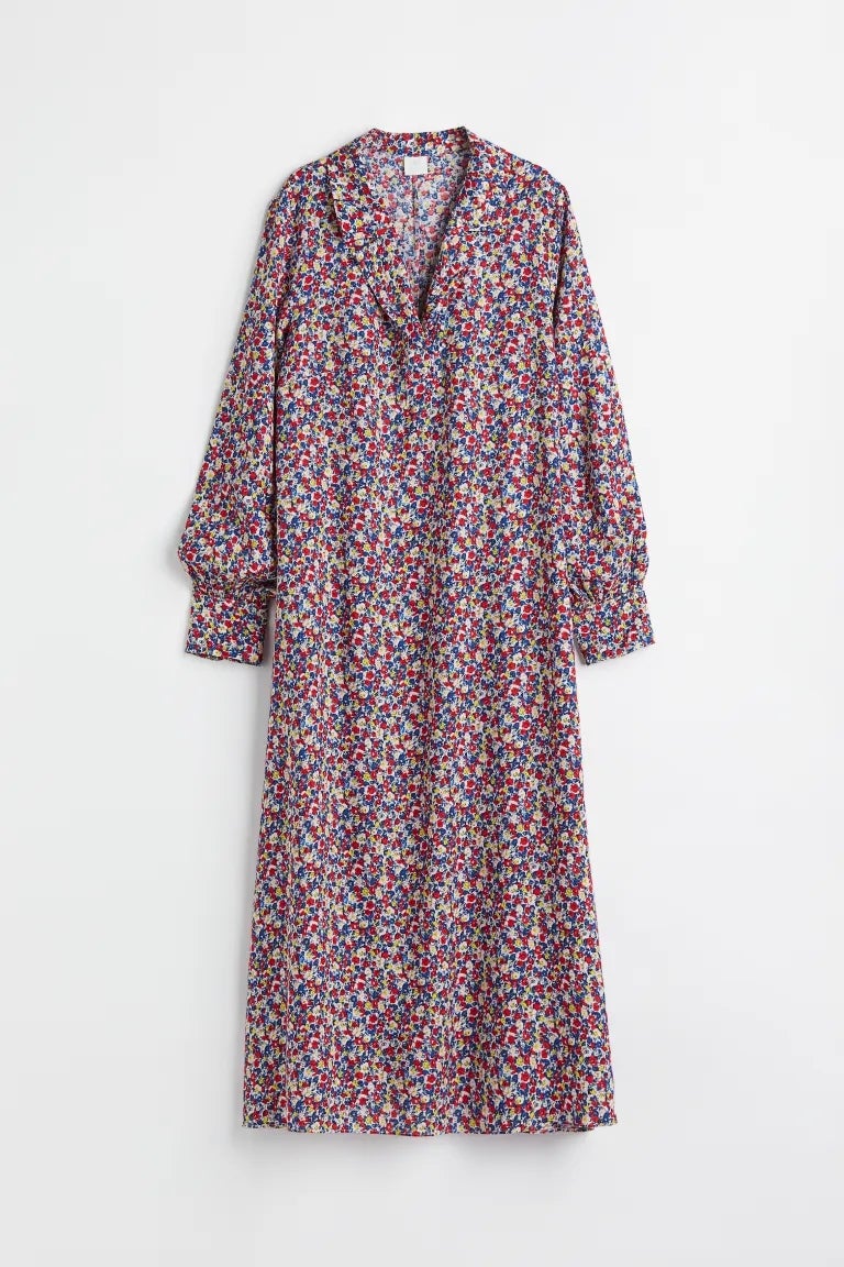 Vestido con estampado de flores, cuello inglés y escote en pico. Cuenta con un corte midi y está confeccionado en viscosa. Está disponible por 14,99 euros.