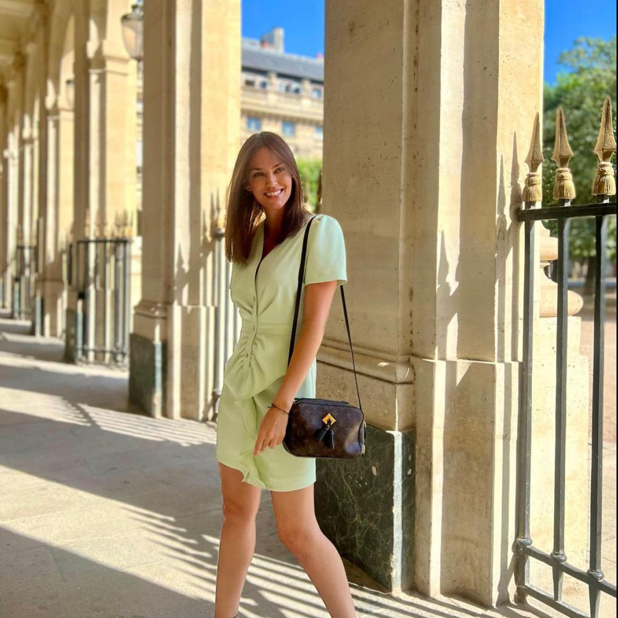 Helen Lindes de vacaciones con vestido corto y sandalias de tacón cómodo en París.