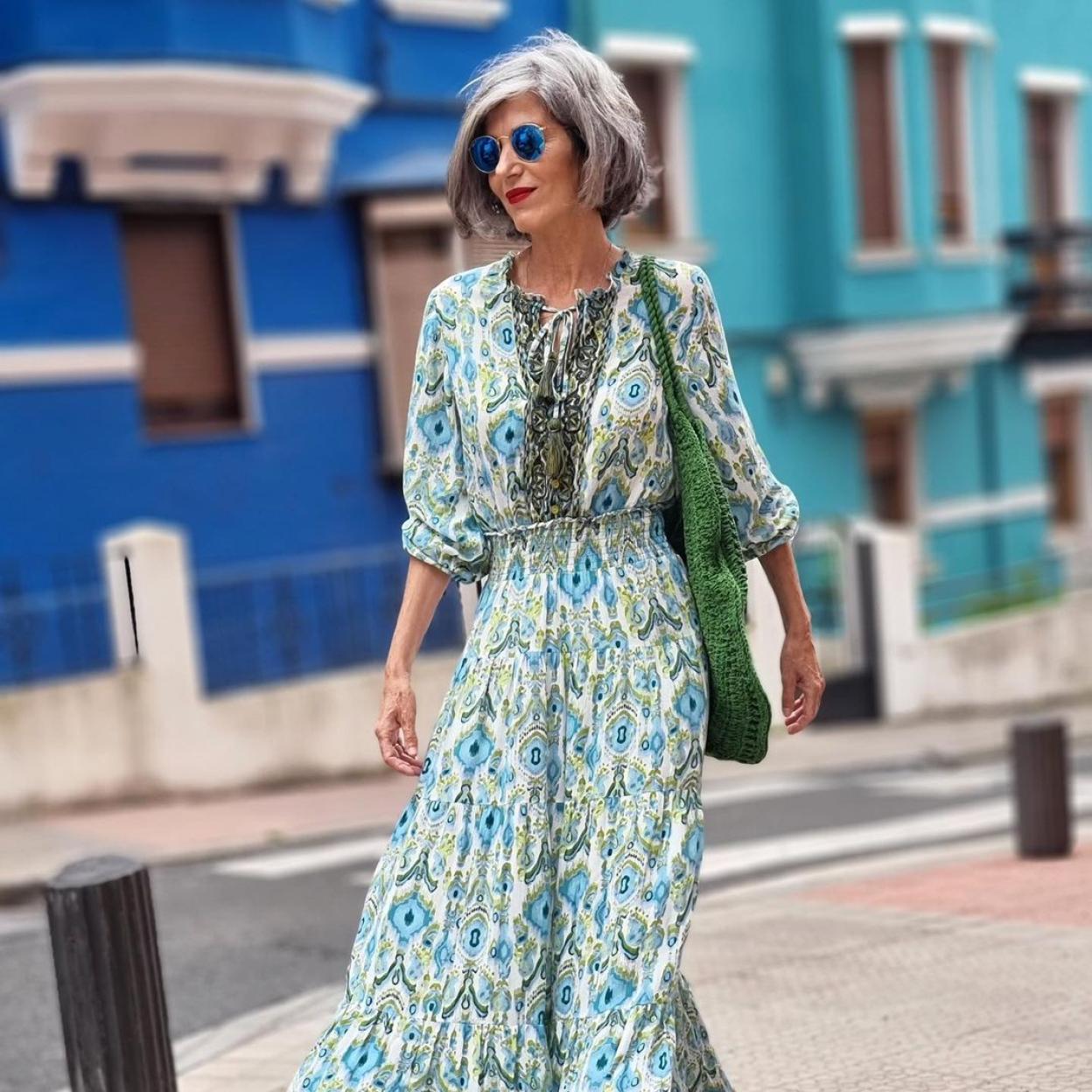 La influencer Carmen Gimeno con vestido estampado de Zara y bolso de yuye en verde.