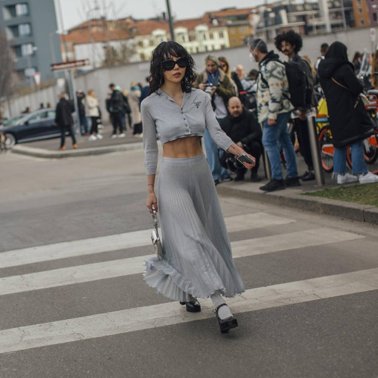 Pincha en la foto para ver camisas anudadas, la tendencia del verano que llevan las mejor vestidas para rejuvenecer su look