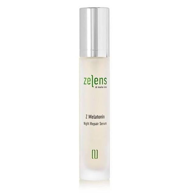Este sérums antiedad consigue un efecto lifting y repara el daño mientras duermes para rejuvenecer por completo la piel, además de proteger el ADN celular de los daños oxidativos y estimular los fibroblastos para mayor firmeza y elasticidad. Esto se produce gracias a la mezcla de melatonina, un complejo de péptidos biomiméticos regeneradores de células y potenciadores del colágeno, algas, gluconolactona, ácido poliglutámico, ácido hialurónico, agave y avena reafirmantes, aloe vera, esfingolípidos, vitamina C, vitamina E, niacinamida, un complejo de ceramidas, adenosina y pantenol.