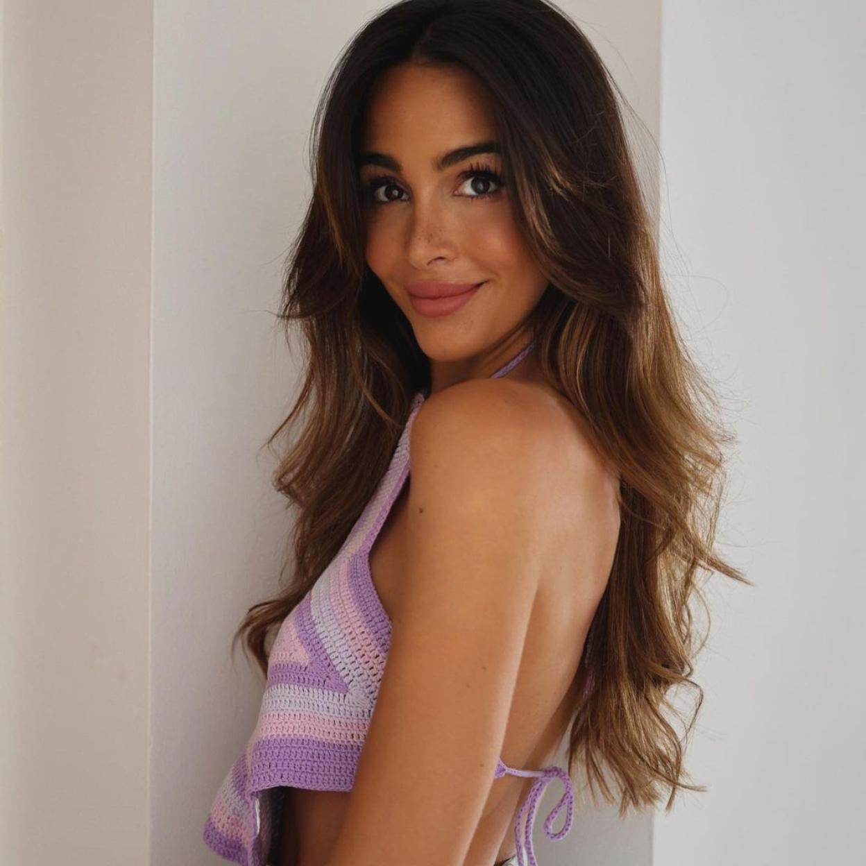 Rocio Osorno con top con espalda descubierta y tejido crochet de Bershka.