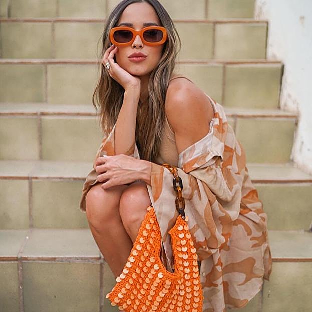 Imagen principal - El look de Parfois con kimono, sandalias planas y bolso de lentejuelas que vas a querer copiar este verano