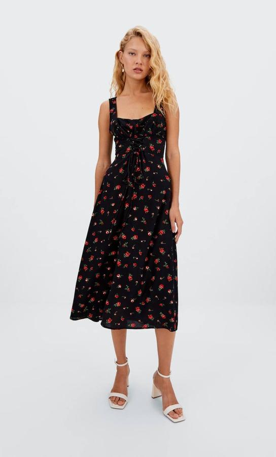 Este de Stradivarius tiene un detalle de cordón en la cintura