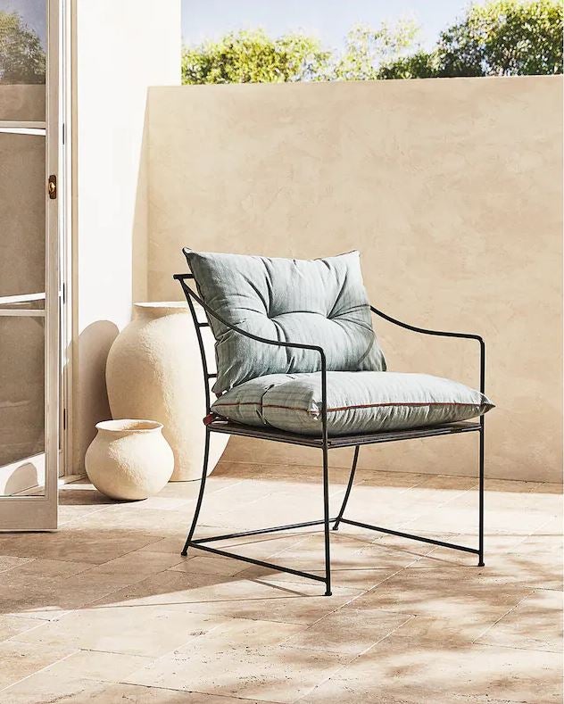 Sin duda, este sillón individual de forja es uno de nuestros favoritos de la nueva colección de muebles de exterior de Zara Home. Antes de las rebajas de verano cuesta 249 euros, pero esperamos encontrarlo en oferta...