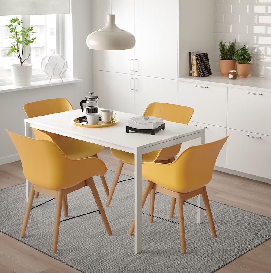 En este caso, la silla DWS de Eames es la inspiración de estas sillas de El Corte Inglés, que cuestan 119 euros.