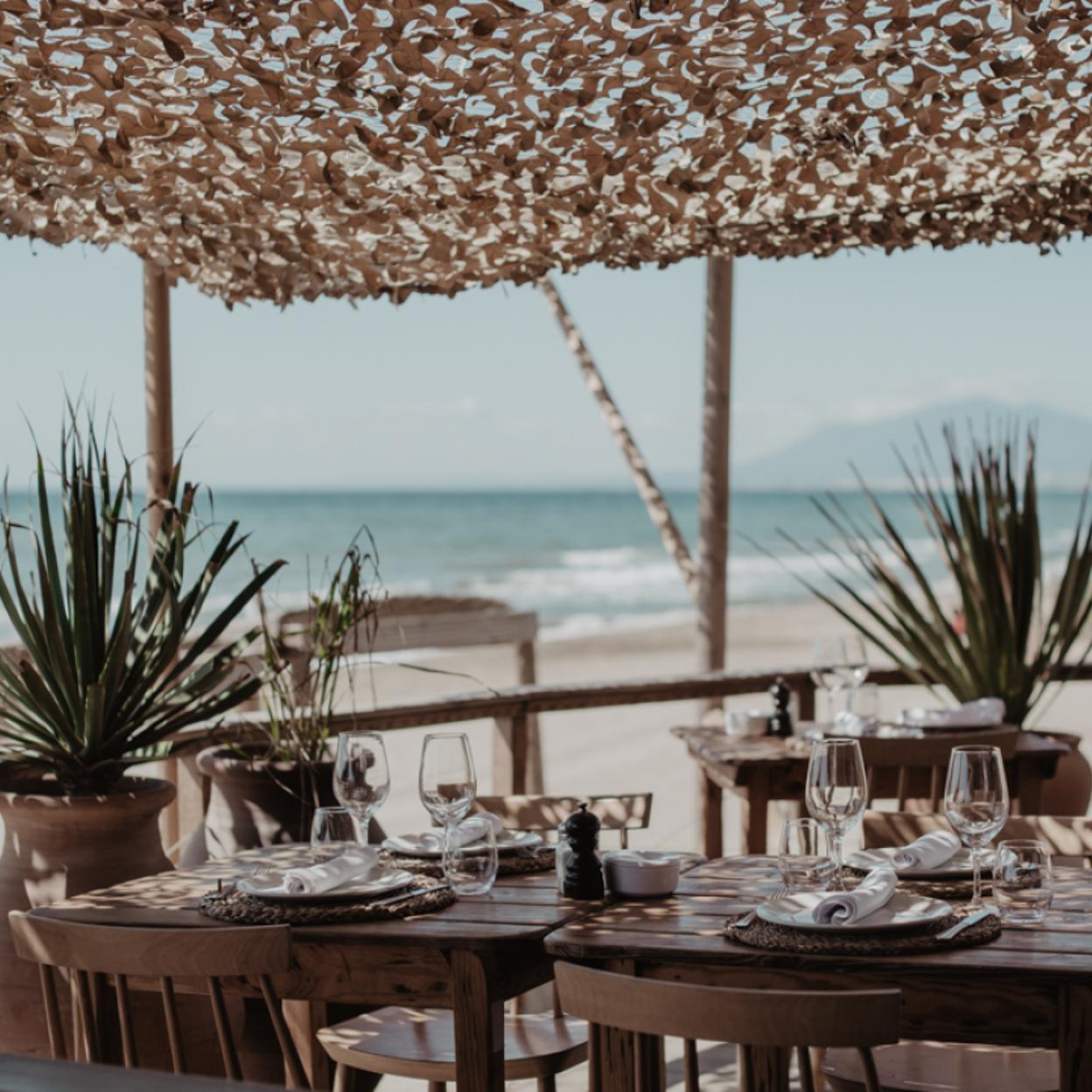 La terraza de La Plage Casanis, un must para los veraneantes en Marbella.