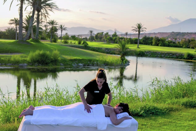 De la unión del primer campo de golf profesional de la provincia de Almería y las amplias instalaciones de spa y wellness de este hotel destino surge lo que sus responsables definen como golfterapia, que fusiona las sensaciones de concentración del golf con exclusivos tratamientos de belleza y bienestar. (hotelgolfalmerimar.com).