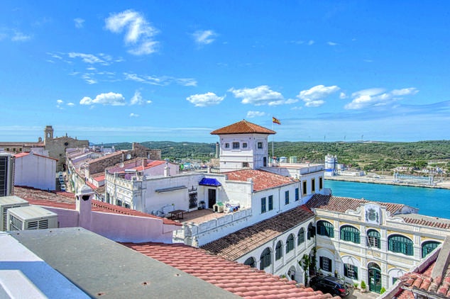 Construida a mediados del siglo XVIII, la que fuera la casa en Mahón del escritor menorquín Vicente Alberti y Vidal, sirvió de residencia temporal a artistas y hombres de letras. El espíritu artístico sigue vivo en este hotel boutique, con una agenda cultural tan viva como sus tratamientos wellness. (hotelcanalberti.com).