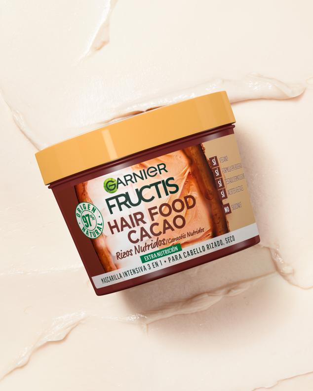 El pelo también sufre las agresiones solares y cuanto más fuerte e hidratado le pille la exposición continuada, mejor la resistirá. Empieza ya a alimentar tu melena tras cada lavado. Una aliada: mascarilla Hair Food Manteca de Cacao de Fructis (5,95 €).