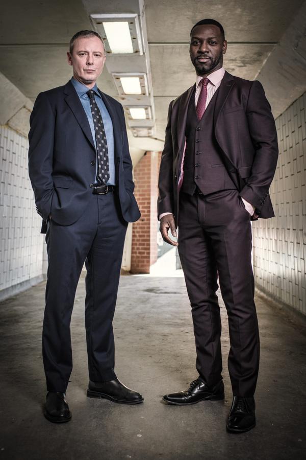 La adaptación de las novelas de Peter James regresa con una segunda entrega de tres episodios para seguir contando la historia de Roy Grace, un detective que vive atormentado por la desaparición de su mujer. Sus métodos investigadores y su tendencia a buscar respuestas en lo paranormal le ayudan en sus casos, pero también lo convierten en objetivo de la prensa. John Simm es el protagonista de este interesante drama criminal británico. 