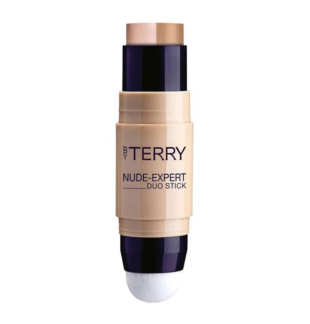 Nude-Expert Foundation de By Terry  es un 2 en 1: base de maquillaje e iluminador.  Cómpralo aquí