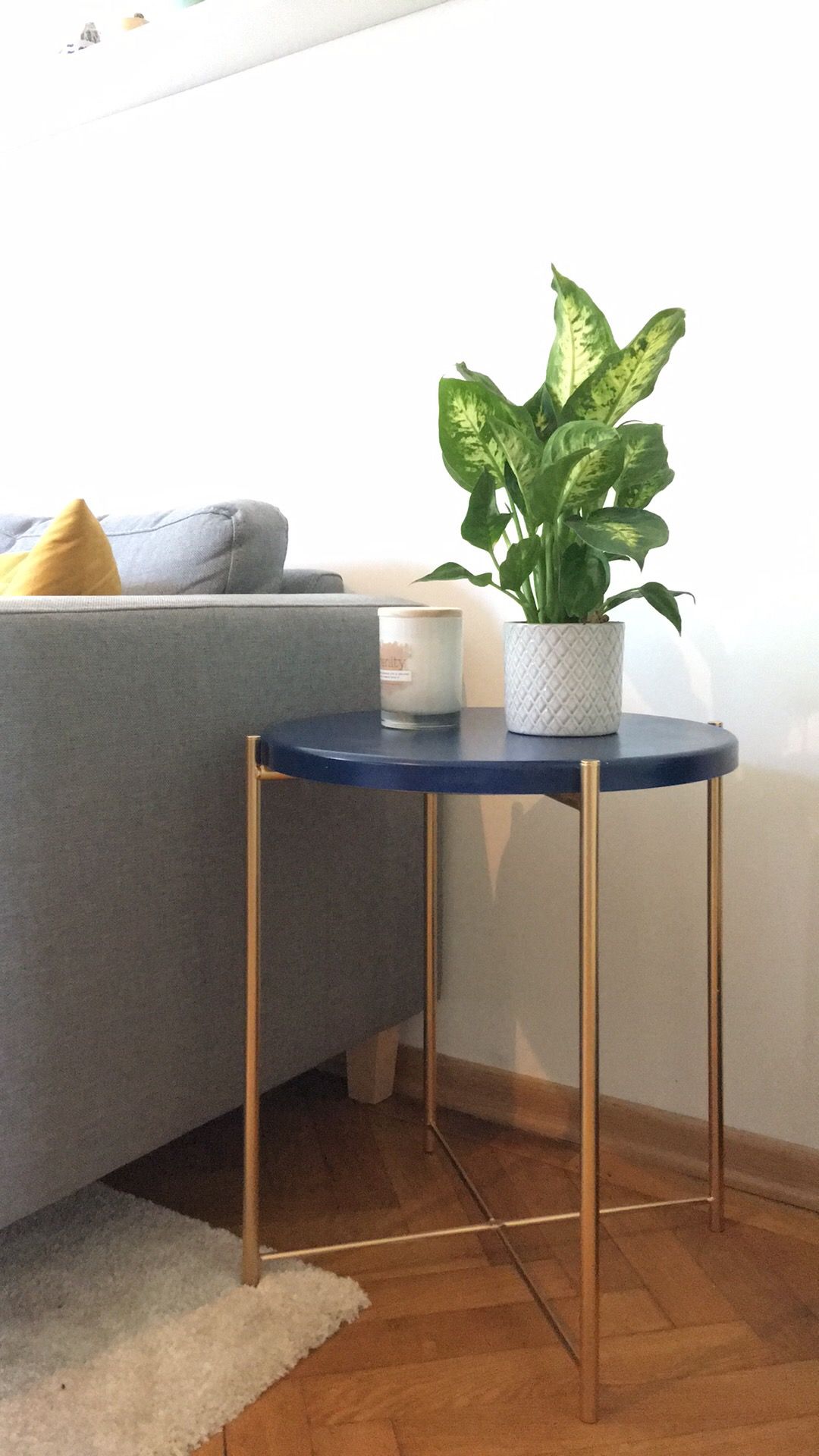 En este caso, el azul y el dorado casan a la perfección, convirtiendo una sencilla mesa blanca de 16 euros en un mueble auxiliar de lujo. 