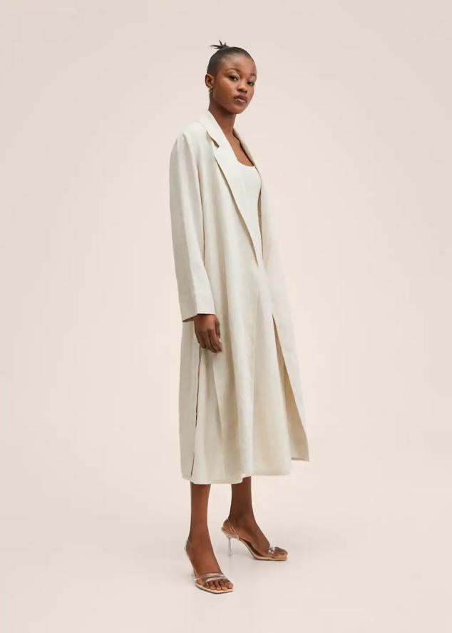 Las gabardinas son el salvavidas del entretiempo. Una chaqueta con la que siempre acertar porque se adaptan a todo tipo de edades y estilos. Apuesta por una de calidad como esta de Mango.