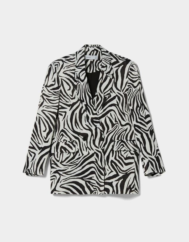 Esta es la blazer con el estampado más salvaje de la temporada. Este es el print que llevarás todo el verano y te aseguramos que no te cansarás. Precio rebajado: 25,99 €.