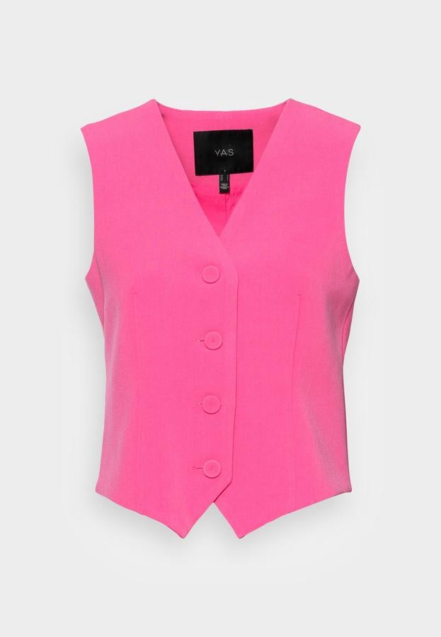 La versión más vibrante del chaleco sastre. Su color rosa fucsia lo hace aún más especial. Es de YAS. Precio: 32,69 €.