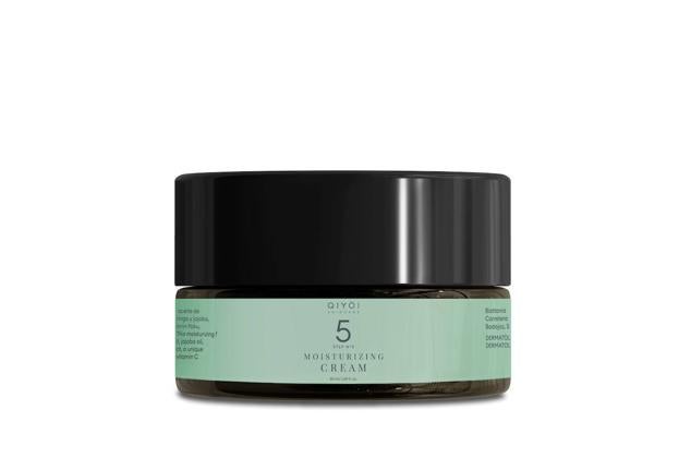 Esta crema hidrante reduce las arrugas y líneas de expresión notablemente, a la par que nutre, ilumina y mejora el tono de la piel, sin dejar sensación grasa. Está formulada con aceites antioxidantes de moringa y jojoba, extracto de ciruela de kakadú cargado de vitamina C, sugi o extracto de madera de cedro japonés y ácido hialurónico que, en conjunto, acondicionan, alisan, rellenan, ayudan a corregir manchas y desvelan un aspecto radiante y rejuvenecido.