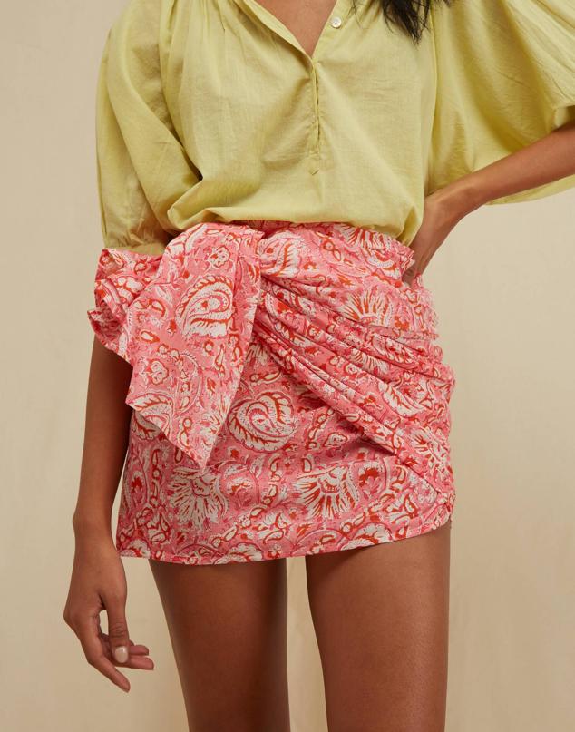 Esta falda pareo de algodón con estampado floral y en su versión mini. Un diseño cómodo para lucir con básicos de armario. Es de Natura. Precio: 16,90 €.