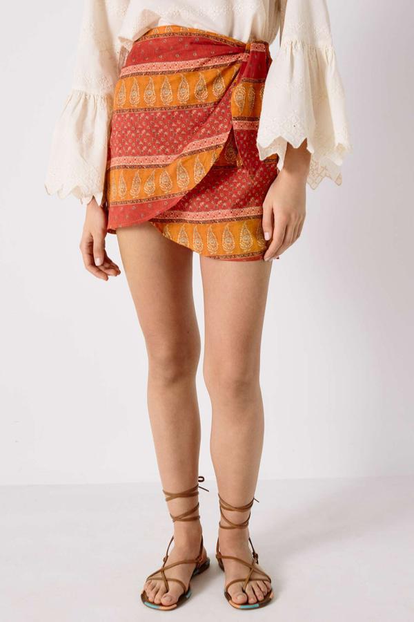 Con abertura en el lateral con detalle de nudo. Destaca por su estampado de cenefas y su versión corta. Es de Women 's Secret. Precio: 19,99 €.