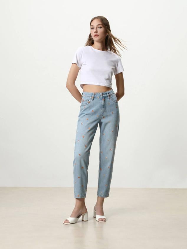 Vaqueros tipo mom con tiro alto, pernera holgada, cinco bolsillos, tejido 100% algodón en color azul lavado y detalles bordados de flores a contraste, de Lefties.