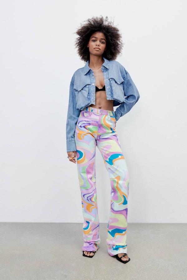 Vaqueros con tiro alto, pernera recta y amplia, cinco bolsillos y diseño largo, decorados con estampado multicolor retro, de Zara.
