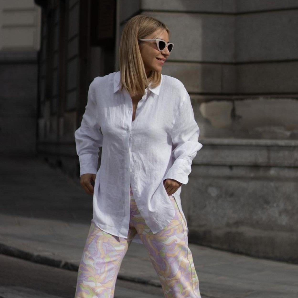 La influencer Rebeca Ruiz con los pantalones de Mango.