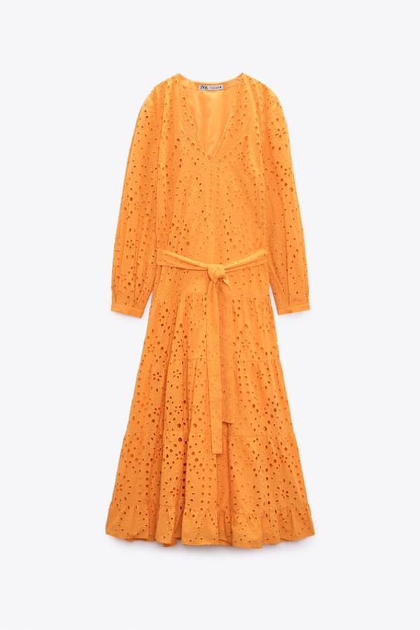 Vestido camisero naranja con tejido perforado. Rebajado de 69,95 euros a 39,99 euros.