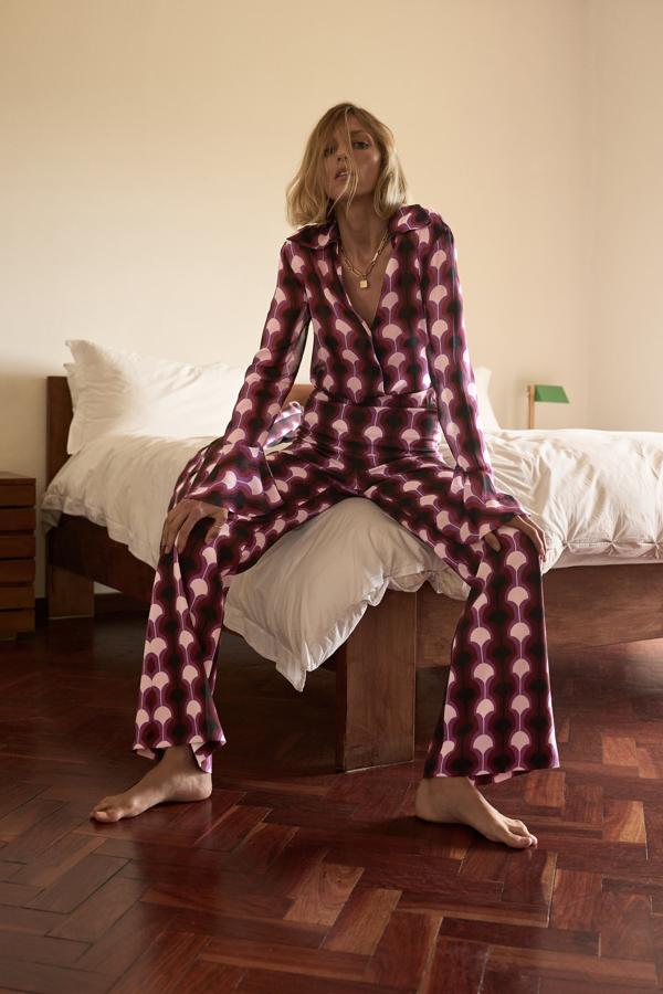 Los estampados de aires retro han sido una de las tendencias clave de la temporada. Llévalos sobre camisas fluidas o pantalones anchos. Blusa estampada de Zara (25,99 euros). 