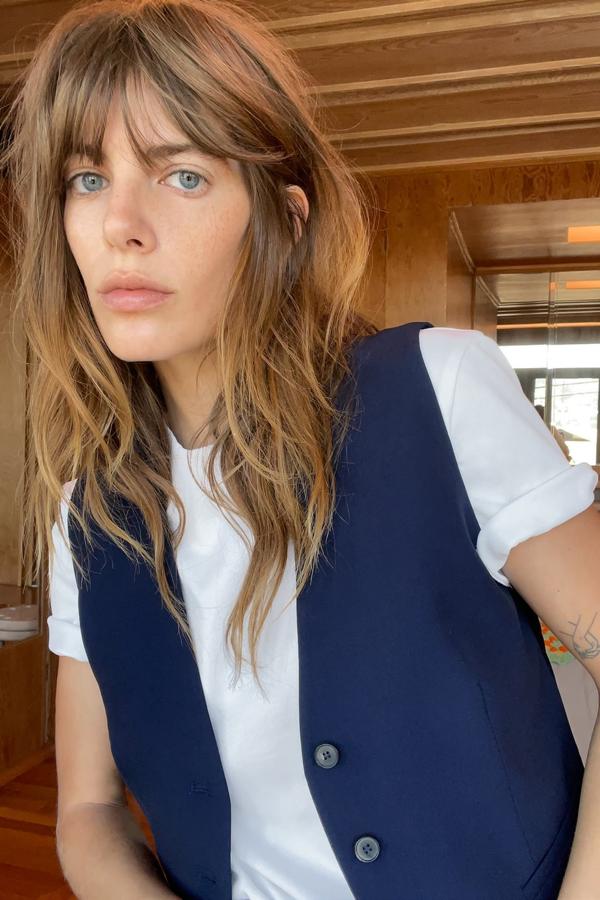 La prenda masculina por excelencia se cuela en el armario fenemino. Chaleco de color azul marino de Zara (25,99 euros).