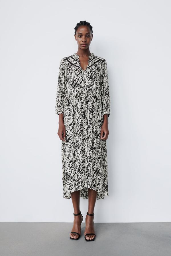 Un vestido que podrás estrenar ahora, si refresca por la noche, y al que podrás sacar partido cuando bajen las temperaturas. Vestido estampado de Zara (25,99 euros). 