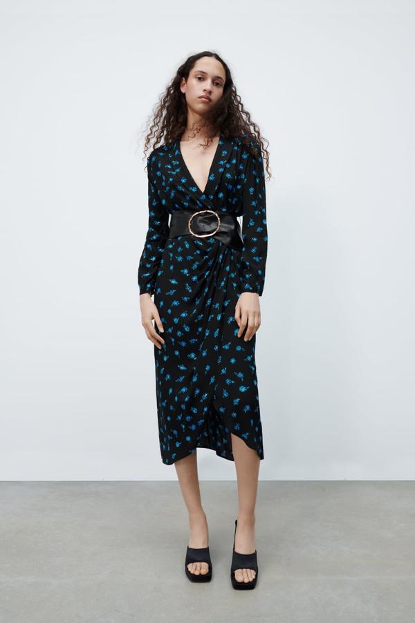 Un vestido cruzado, tremendamente favorecedor, que elevará todos tus looks de otoño. Vestido con estampado de flores de Zara (25,99 euros). 