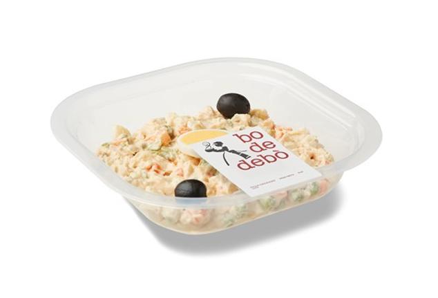 La ensaladilla rusa es uno de los platos más socorridos y solicitados en esta época del año pero hay que reconocer que su elaboración no es precisamente rápida. Por eso conviene tener a mano una marca de platos cocinados en la que confiar y que nos saque de un apuro, y nosotras apostamos por Bo de debò. Con patata, zanahoria, guisantes, judías verdes, aceitunas y mayonesa está disponible en dos formatos en muchos supermercados de toda España. 
