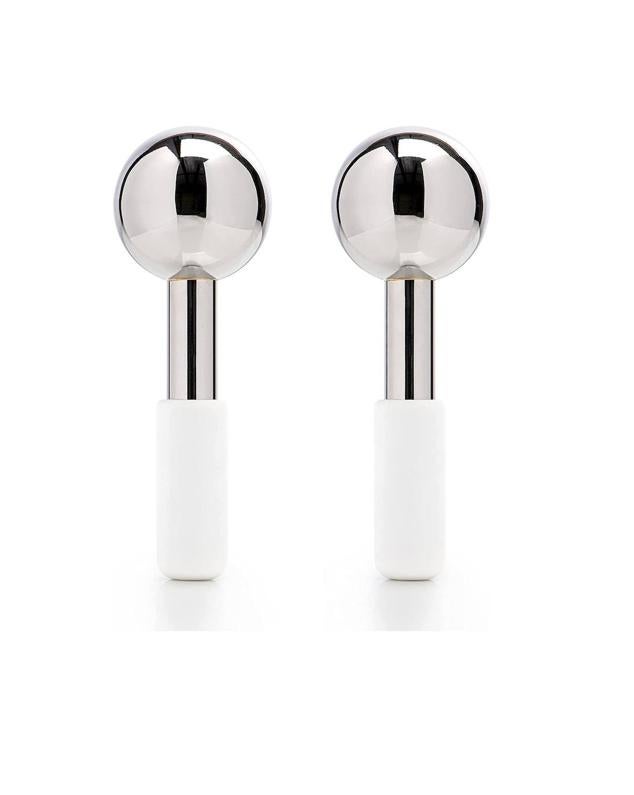 Un  dúo de globos  realizados en acero inoxidable para introducir en el congelador y disfrutar de la combinación de los masajes y la crioterapia. Esta herramienta rejuvenece la piel al mejorar la uniformidad del tono de la piel y la luminosidad, favoreciendo la microcirculación. También tiene un efecto lifting y antiarrugas, reduce las bolsas, corrige la pigmentación de las ojeras, desinflama y aumenta la salud general de la piel.