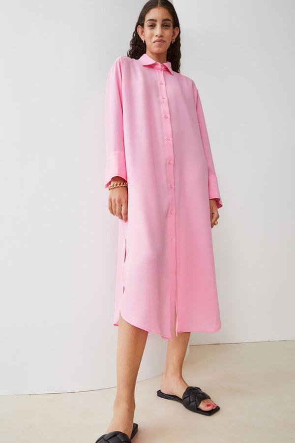 Vestido midi camisero en tejido jacquard con cuello solapa, manga larga, corte holgado, aberturas en el bajo y cierre frontal de botones. Está rebajado de 24,99 euros a 12,99 euros.