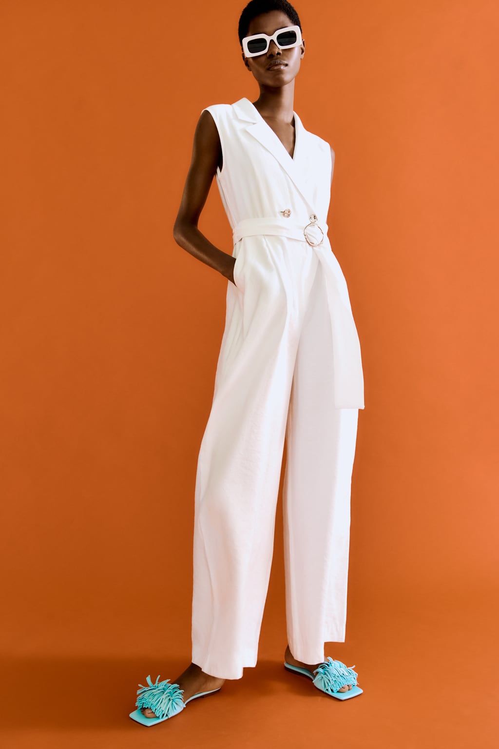 Y los monos también se cuelan en este avance de colección de Zara. Un diseño elegante y versátil que no te quitarás en todo el verano. Mono de color blanco con cinturón de Zara (45,99 euros)