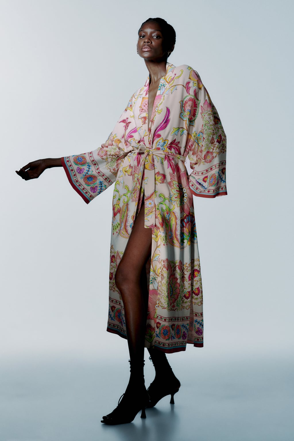 Si hay una prenda tremendamente sofisticada para lucir en las noches de verano, esa es el kimono. Chaqueta estampada de Zara (59,99 euros)