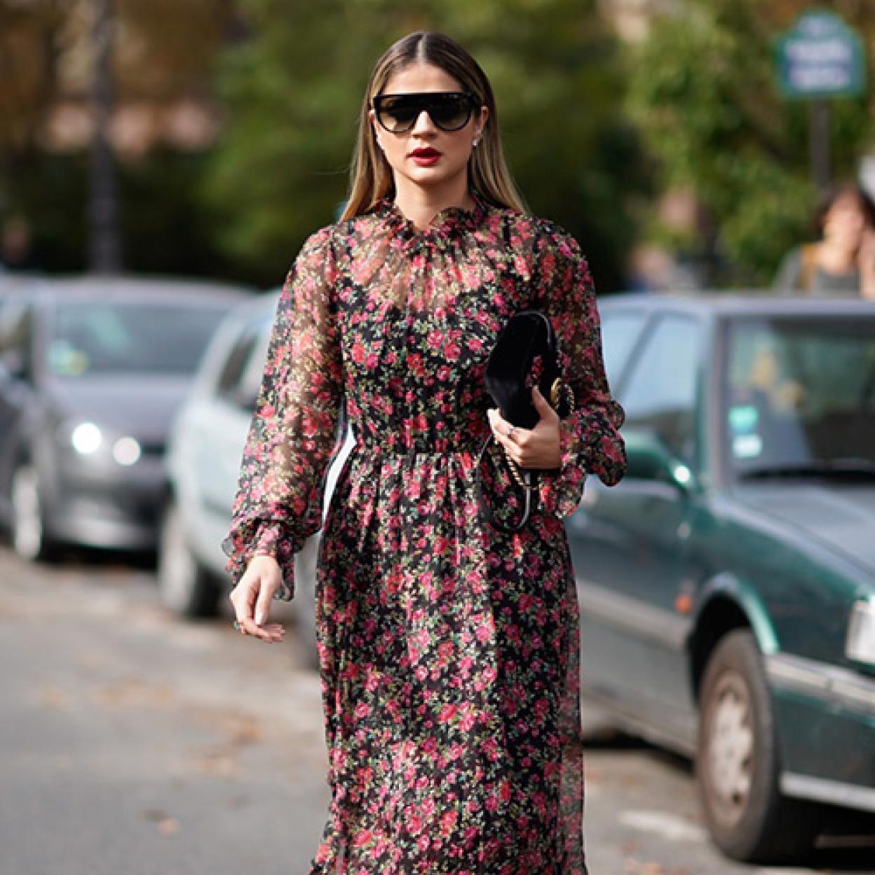 Un vestido de flores es una prenda práctica y muy ponible.
