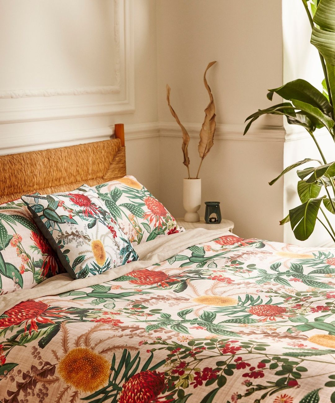 Tu dormitorio se convuerte en una jungla con este juego de cama con llamativo estampado vegetal a todo color, que cuesta 25 euros.