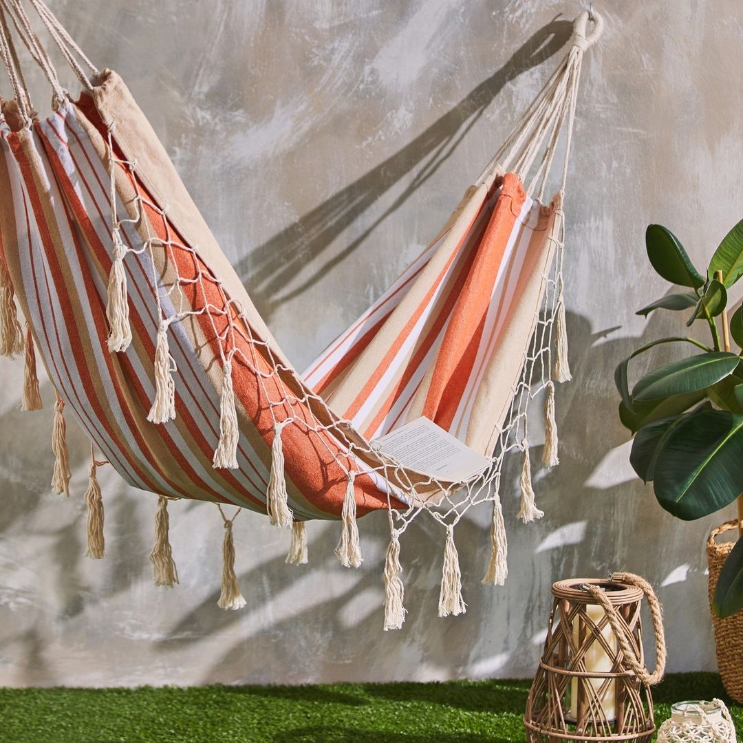 Si eres de las que se enamoró de la hamaca de Zara Home, hemos encontrado en Primark Home la versión (súper) barata: perfecta para nuestras siestas de verano, cuesta solo 11 euros.