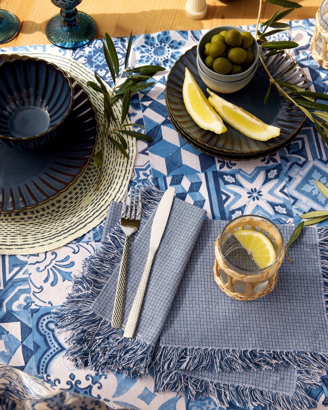Los azules y blancos son los protagonistas, combinados con los acabados en terracotas y los algodones orgánicos. El efecto envejecido y toques rústicos ponen la guinda a las mesas más bonitas (y baratas) del verano. Desde 3.50 euros.