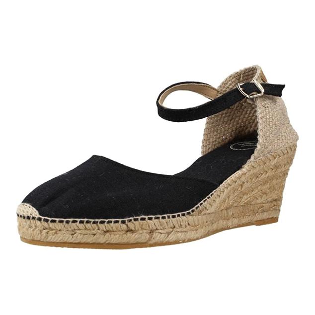 Alpargata de cuña con suela de caucho y material exterior de fieltro negro. Precio: Entre 57,65 euros y 59,95 euros. Cómpralo aquí