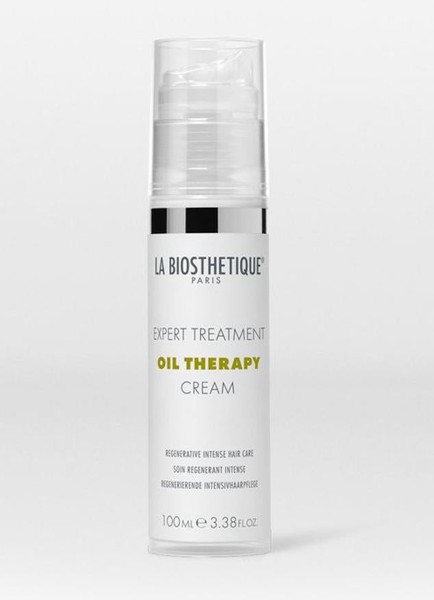 Oil Therapy Cream es un tratamiento pensado para recuperar el brillo del cabello mientras que lo hidrata y nutre de una manera intensa. Entre sus propiedades se encuentra la protección de agresiones externas como el daño del sol, las agresiones por el uso de herramientas de calor o la protección de los cabellos rebeldes. (36,50 euros)