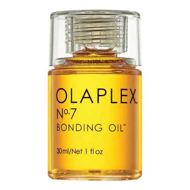 Nº7 Bonding Oil es un aceite capilar con una alta concentración que protege el cabello ante el uso de las herramientas de calor. Es apto para todo tipo de texturas y tipos de cabello y protege del encrespamiento mientras que dota de brillo a la melena. (27,99 euros)