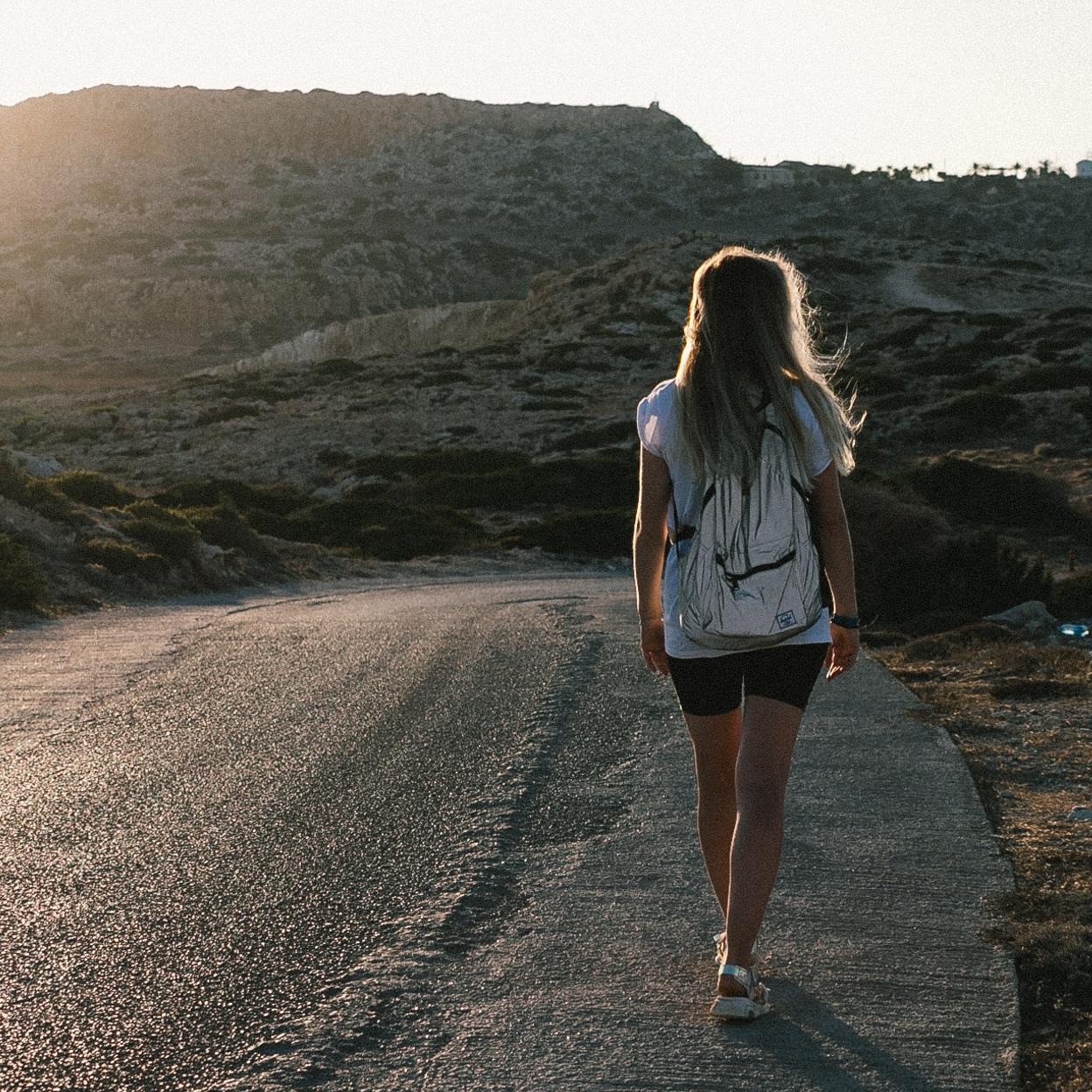 Los beneficios de andar una hora al día a partir de los 50: adelgaza, acelera el metabolismo y mejora tu forma física