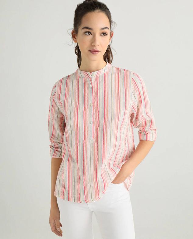  Esta blusa de Green Coast tiene un cuello con botones. Cómpralo aquí