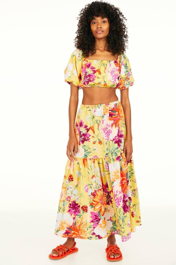 Maxi falda con estampado de flores multicolor, talle alto con cintura elástica revestida, corte amplio y bajo acabado en volante, de H&M. Está disponible por 29,99 euros.